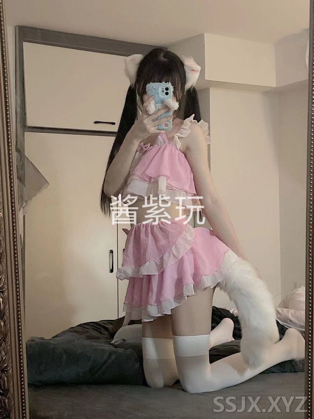 [24V+10P/432M]酱紫玩 - 清纯少萝嫩妹 白丝少萝1v2啤酒肚爸爸 捧着白丝小脚抽插母狗小穴 被主人爸爸炒到流白浆惹